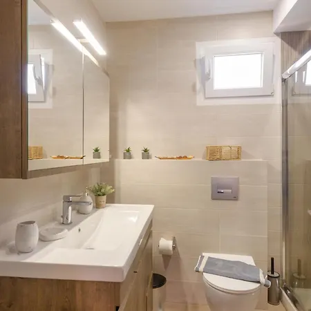 Private Modern * Nea Roda