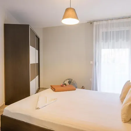 Private Modern * Nea Roda