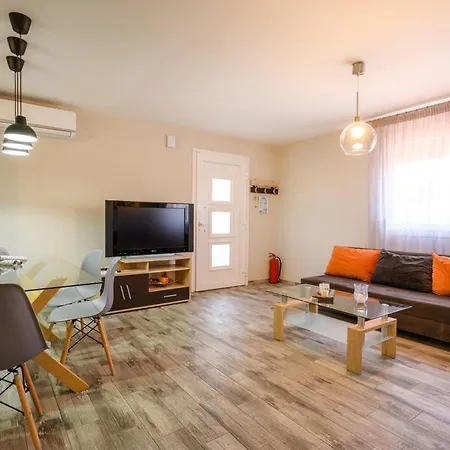 Private Modern * Nea Roda